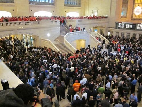 Grand_central_store_crowd (1)