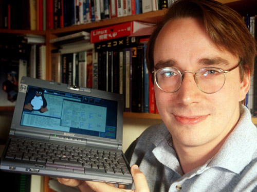 60200_linus_torvalds_dengan_notebook_berbasis_linux