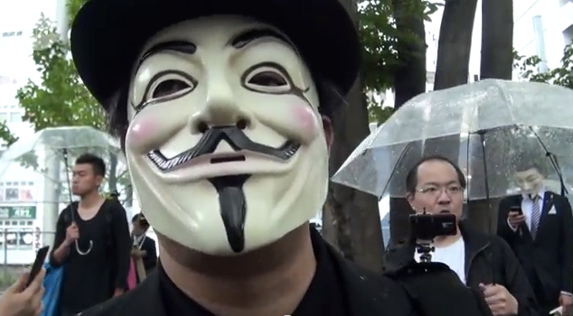 アノニマス仮面でごみ拾い　渋谷「平和的に抗議」 - YouTube